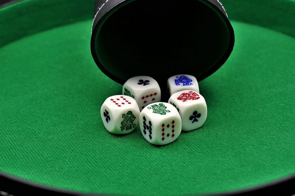 dados de poker na mesa